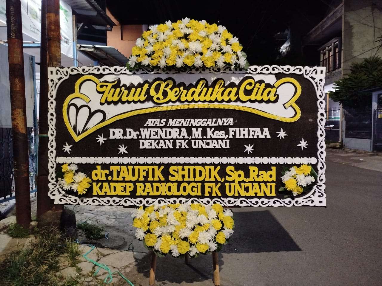 Bunga papan duka cita C1002