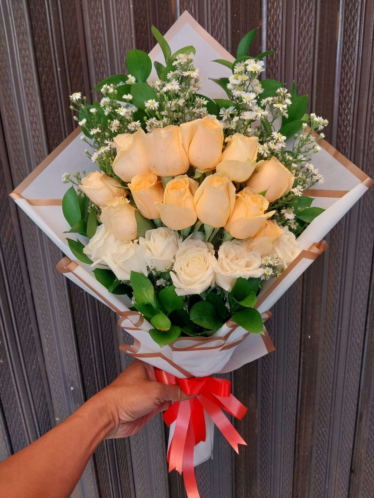 Hand buket mawar m1001